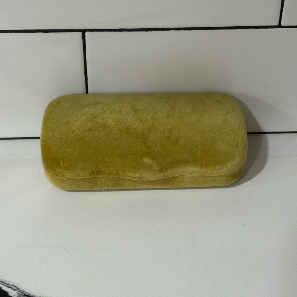Gucci Sunglasses with Green Velour CaseC - Picture 5 of 5